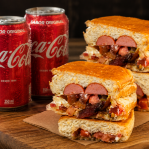 Combo 2 Dog Bacon + 2 Refri Lata com 25% OFF para usar de Segunda a Quinta no Villa Burger